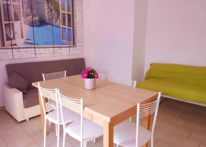 Tranquil Steps From The Shore 比比翁