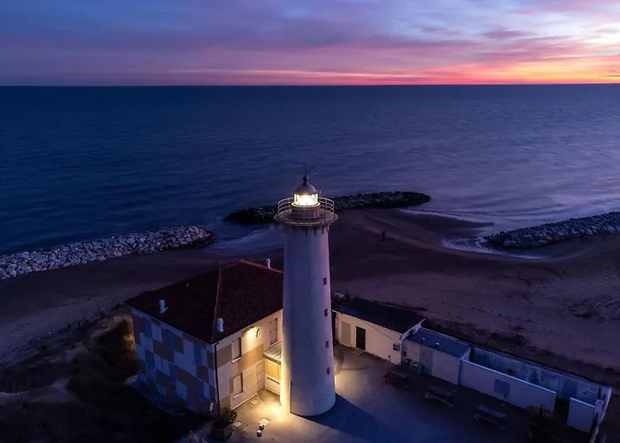 Tranquil Steps From The Shore 아파트