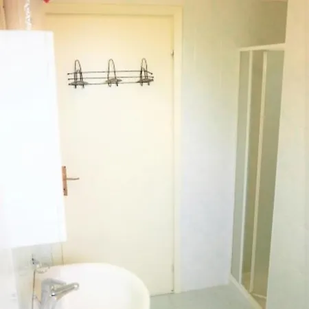 Tranquil Steps From The Shore דירה ביביונה